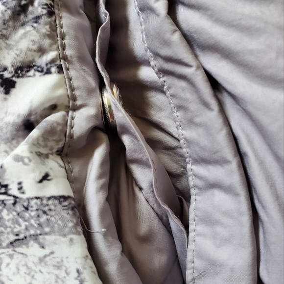 The North Face Women's Hooded Parka. Size Small - Picture 9 of 9